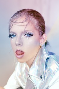 Holographic editorial for Magazina | מרינה מושקוביץ Holographic editorial for Magazina | מרינה מושקוביץ