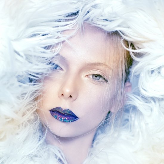 Holographic editorial for Magazina | מרינה מושקוביץ | צילום אופנה, ביוטי ותכשיטים